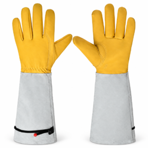 Guantes largos para jardinería y poda sobre fondo blanco